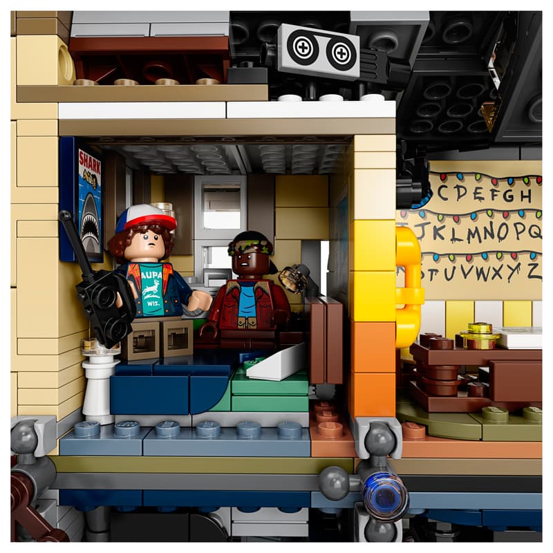 Stranger Things The Upside Down (2287+pcs)
